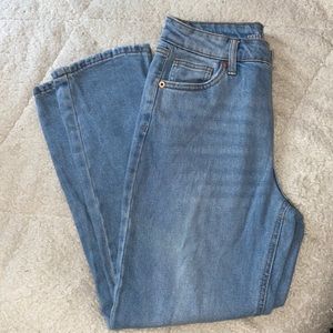 High waisted mom jeans. 💙